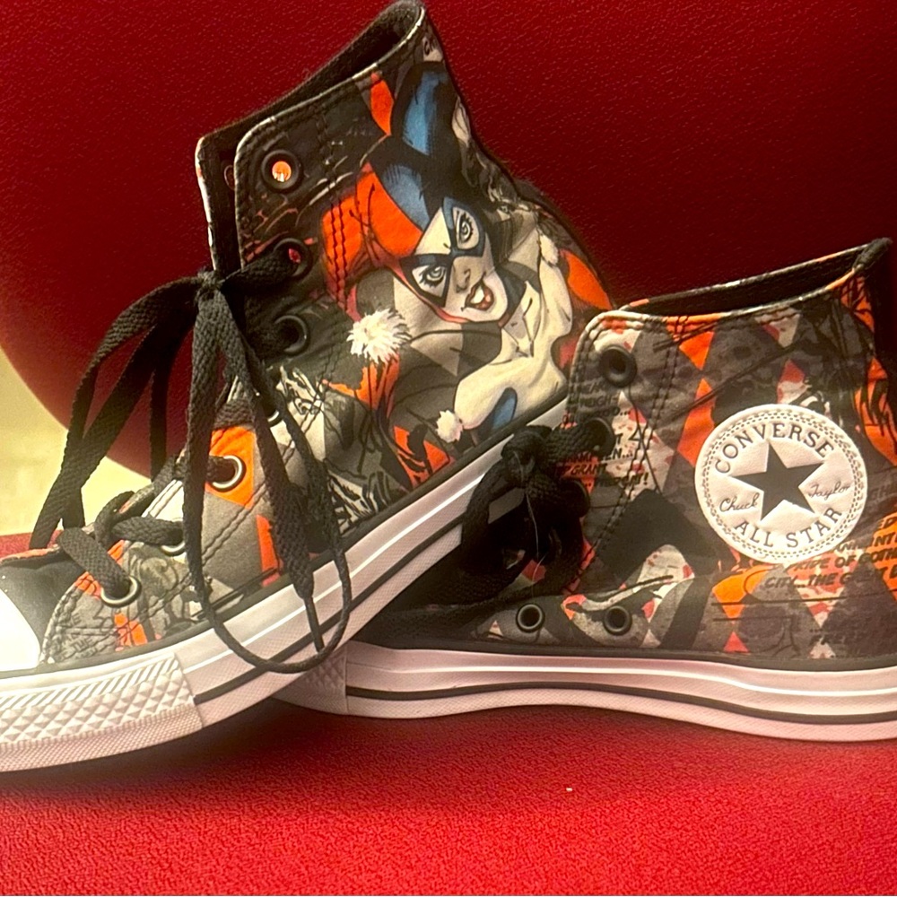 Size 7.5 Harley Quinn DC comic Converse 2016 release. Rare find.